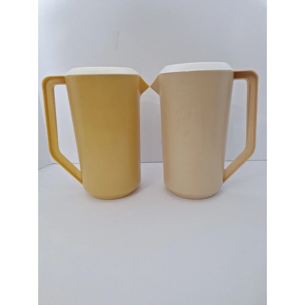 Vintage RUBBERMAID 2 1/4 Quart Pitcher Gold w/ White Lid J-2445 